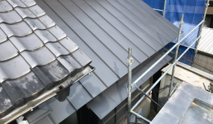 H工務店　A様邸　ガルバリウム鋼板　銀黒色立平１１