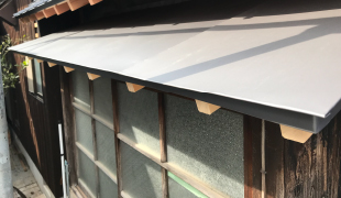 H工務店　A様邸　ガルバリウム鋼板　銀黒色立平６