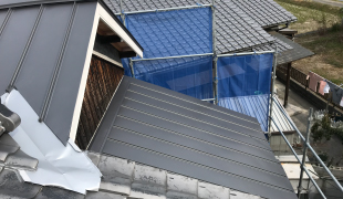 H工務店　A様邸　ガルバリウム鋼板　銀黒色立平７