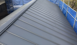 H工務店　A様邸　ガルバリウム鋼板　銀黒色立平８