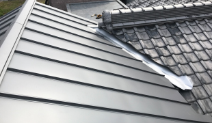 H工務店　A様邸　ガルバリウム鋼板　銀黒色立平９