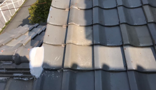 H工務店　T様邸　淡路産ハイシルバー色和形面取り瓦　差替工事４